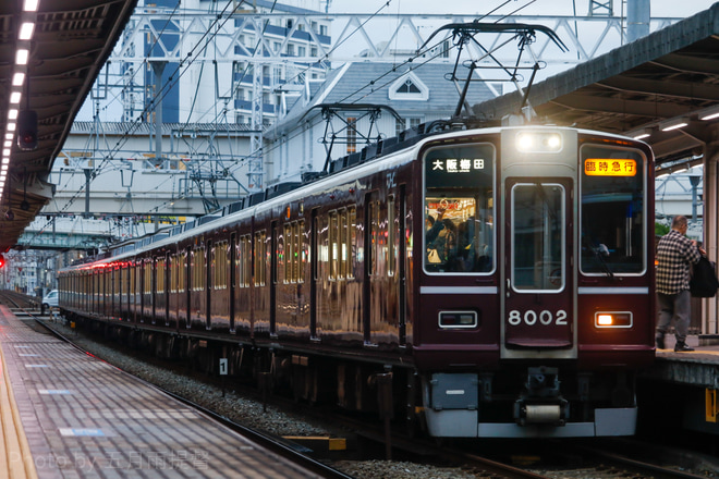 【阪急】マイルチャンピオンシップ開催に伴う臨時急行運転を十三駅で撮影した写真