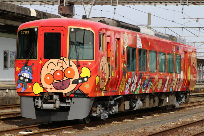 【JR四】2700系2703号車「あかいアンパンマン列車」多度津工場出場試運転を多度津駅で撮影した写真
