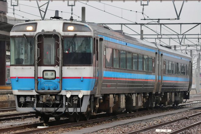 【JR四】キハ185系3100番台2両が伴車を終えて多度津工場出場を多度津駅で撮影した写真