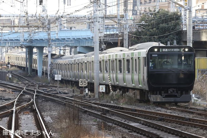 【JR東】E235系トウ15編成が前面のみ黒色の姿で東京総合車両センター入場回送を大崎駅で撮影した写真