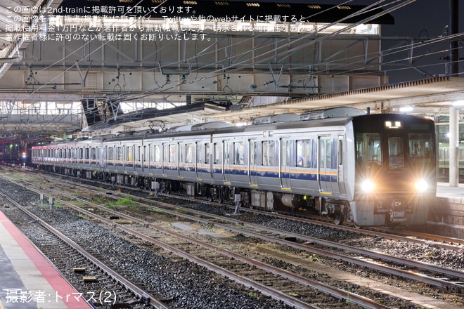 【JR西】321系D28編成、207系S11編成+T9編成 直通快速運用後の返却回送を王寺駅で撮影した写真