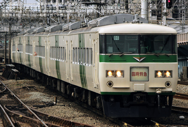 【JR東】185系 特急「あしかが大藤まつり号」が臨時運行を横浜駅で撮影した写真
