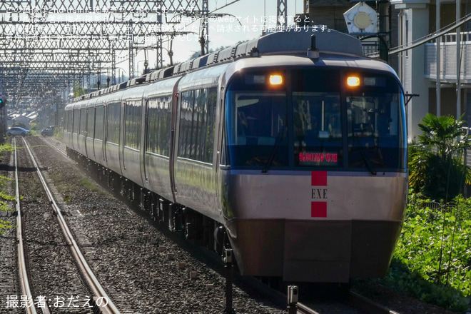 【小田急】30000形30057F+30257F(30057×4+30257×6)特別団体専用列車を渋沢駅で撮影した写真