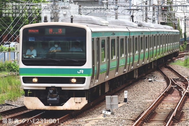 【JR東】E231系マト128編成 東京総合車両センター出場回送を新宿駅で撮影した写真