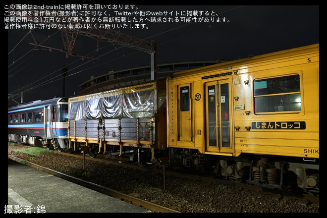 【JR四】キハ185系3100番台2両+キハ54-4+トラ45000形152462(コトラ)での回送列車が運転を不明で撮影した写真