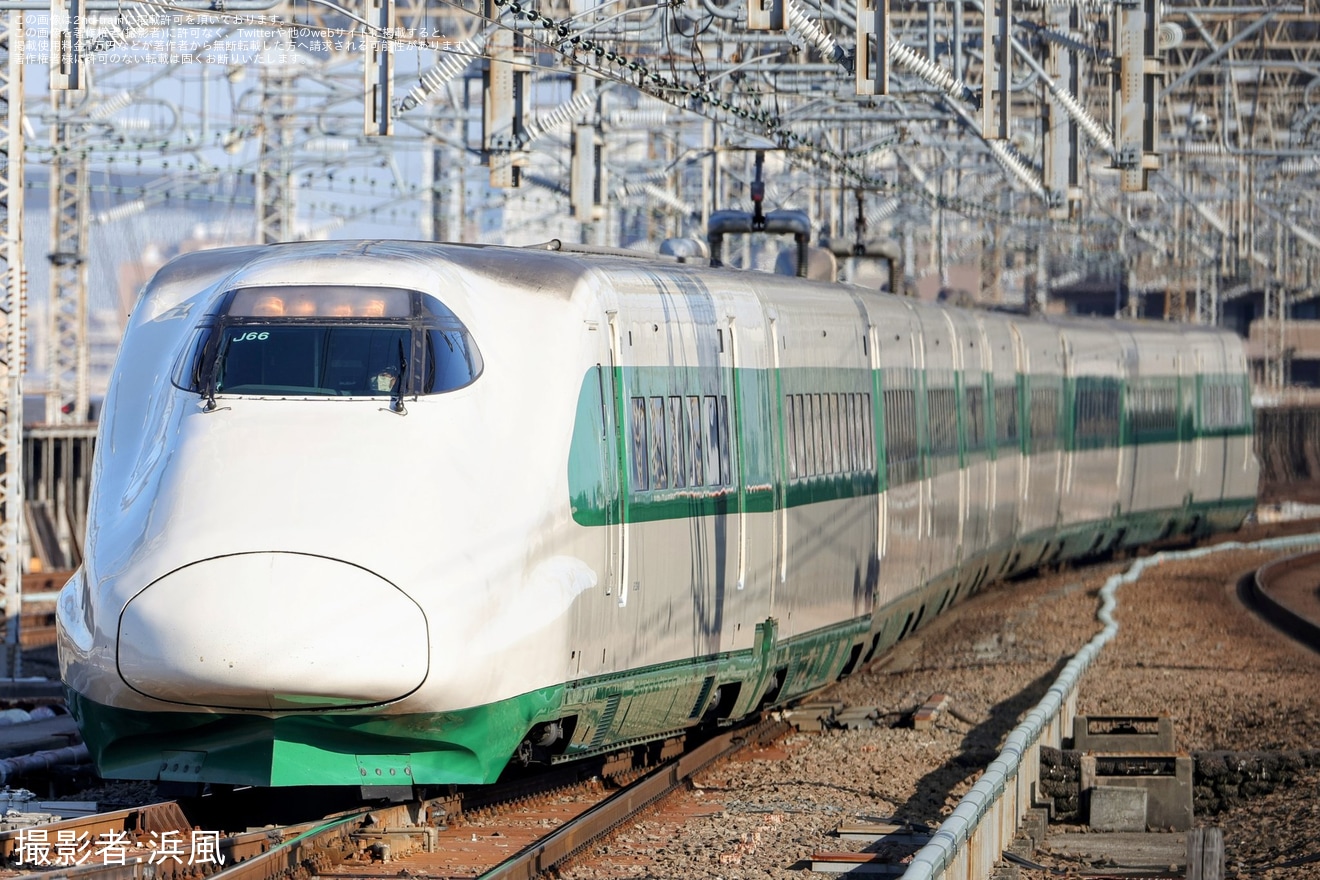 【JR東】200系カラーとなっている新幹線総合車両センター所属のE2系J66編成が運行を終了の拡大写真