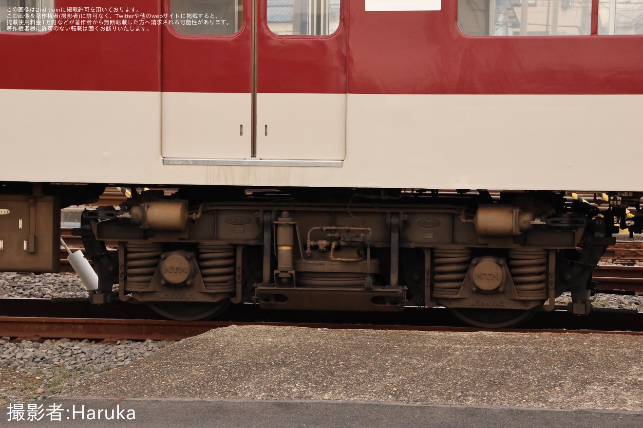【近鉄】2000系XT01が運用離脱し正面窓には休車の貼り紙という状態にの拡大写真