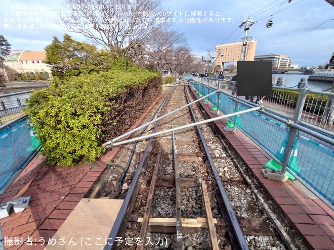 【国鉄】汽車道のウッドデッキの改修工事により臨港線の線路が見える状態にを汽車道で撮影した写真