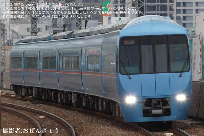 【小田急】特別団体専用列車「よみうりランド60周年号」運転を狛江駅で撮影した写真