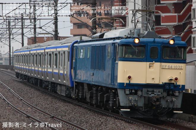 【JR東】E235系1000番台クラJ-32編成 配給輸送を新座駅で撮影した写真