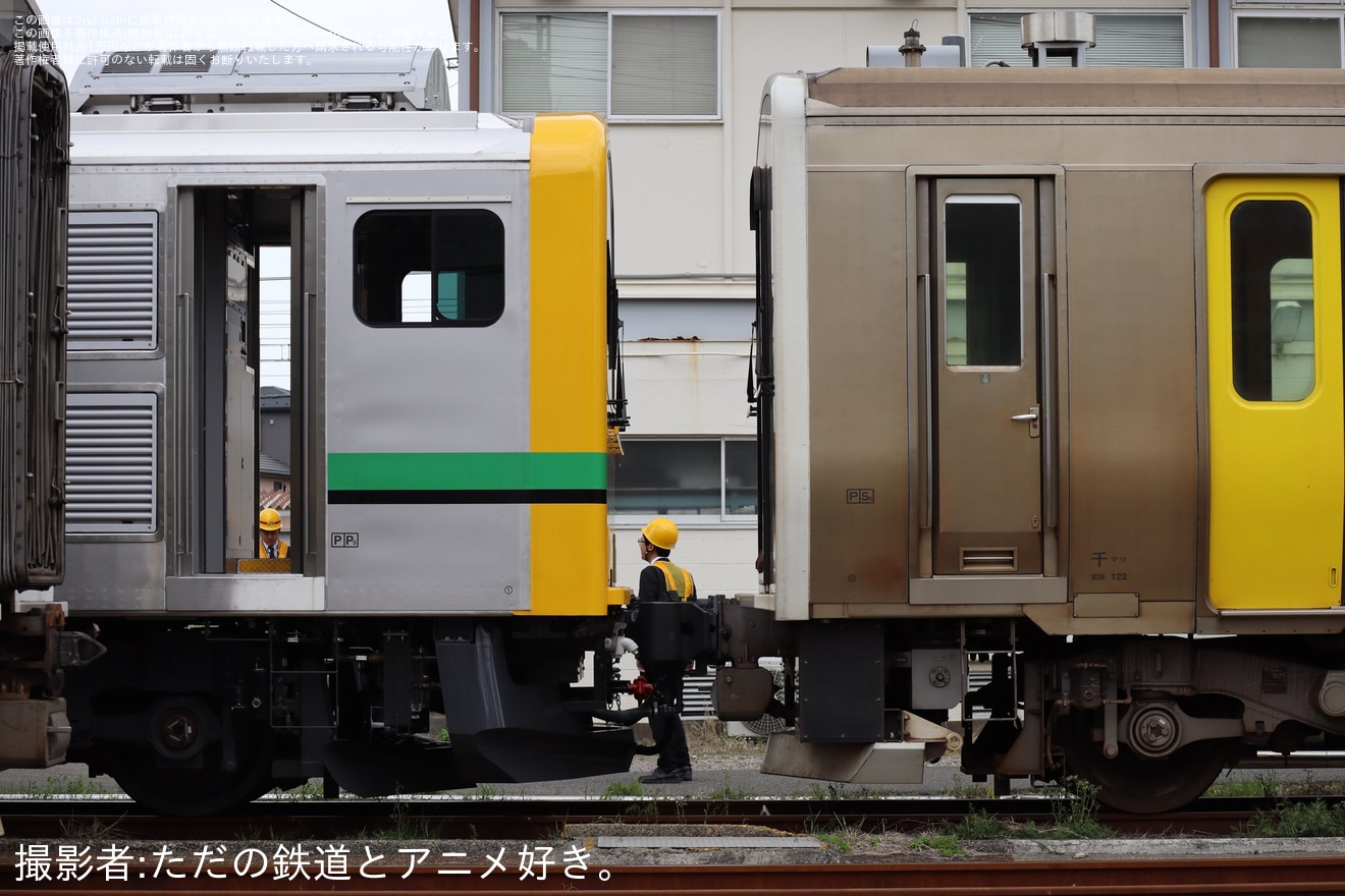 【JR東】キハE130系とE493系オク02編成が連結訓練の拡大写真