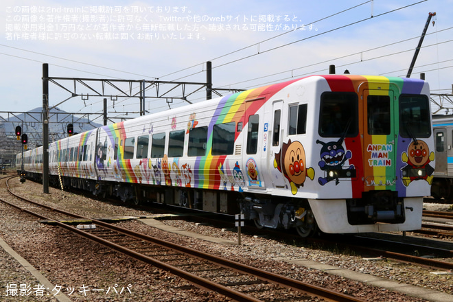 【JR四】8000系L3編成「アンパンマン列車」が検査を終えて多度津工場出場試運転を多度津た駅で撮影した写真