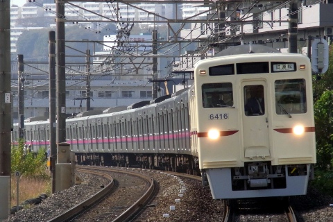 【京王】6000系6416F 旧塗装にを京王永山駅で撮影した写真