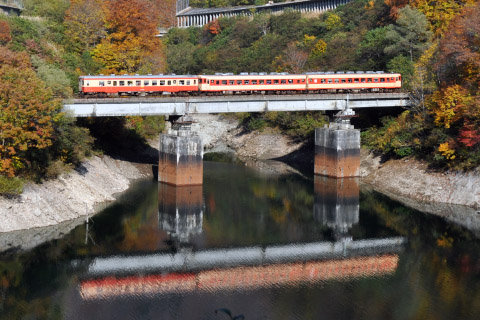 【JR東】キハ58系＋キハ52形「只見紅葉号」運転を大白川～田子倉で撮影した写真