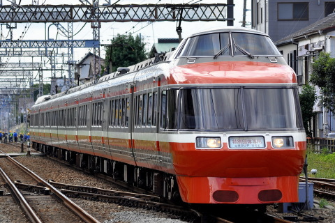 【小田急】7000形7004F(旧塗装) 団臨を桜ヶ丘駅で撮影した写真