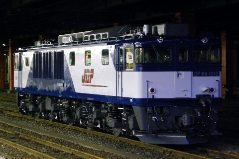 【JR貨】EF64-1010 大宮車両所出場を大宮駅で撮影した写真