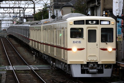 【京王】旧塗装となった6000系6416F 運用開始を明大前駅で撮影した写真