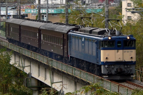 【JR東】セピアシリーズ使用の旧型客車 返却回送の拡大写真