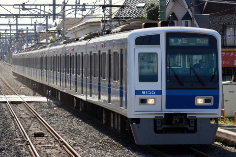 【西武】入間航空祭開催に伴う臨時列車運転を武蔵藤沢駅で撮影した写真