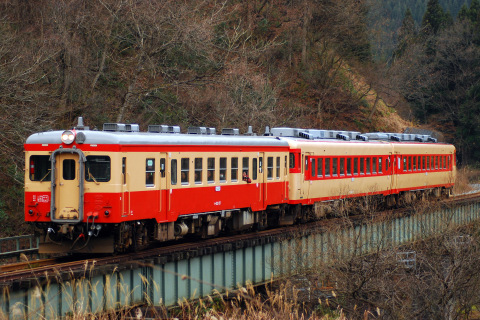 【JR東】「ありがとう米坂線国鉄色号」運転の拡大写真