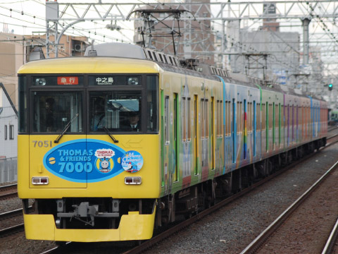 【京阪】臨時急行「7000系きかんしゃトーマス号 Xmasトレイン」運転を野江駅で撮影した写真
