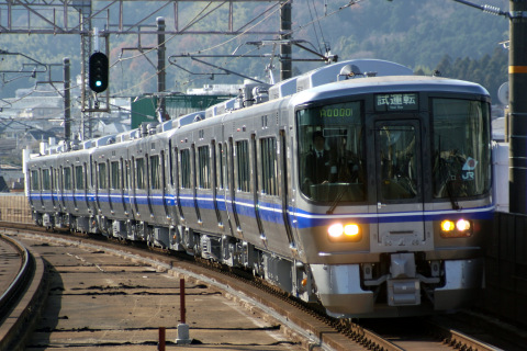 【JR西】521系6両 近畿車輌出場を唐崎駅で撮影した写真