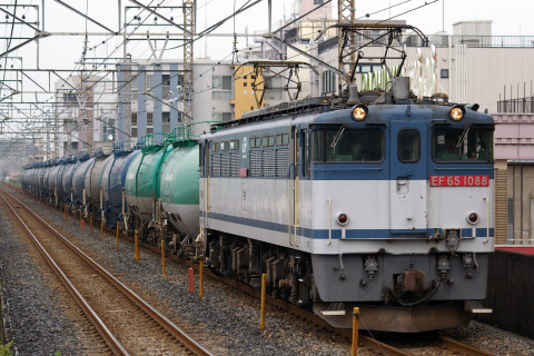 タキを牽くEF65-1088。