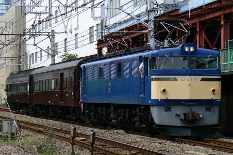 【JR東】EF60-19＋旧客2両東京総合車両センターに回送の拡大写真