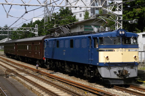 【JR東】EF60-19＋旧客2両東京総合車両センターに回送 - 原宿駅にて撮影