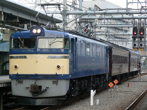 【JR東】EF60-19＋旧客返却回送を大崎駅で撮影した写真