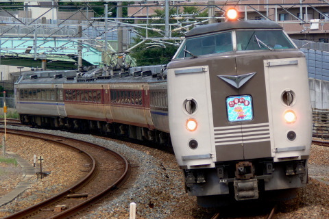 【JR西】183系700番代 「恐竜列車ちーたん号」運転を川西池田駅で撮影した写真