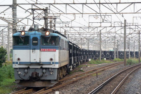 新鶴見を発つ5764レ：EF65-1067。