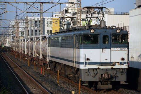 72レを牽引するEF65-1095。