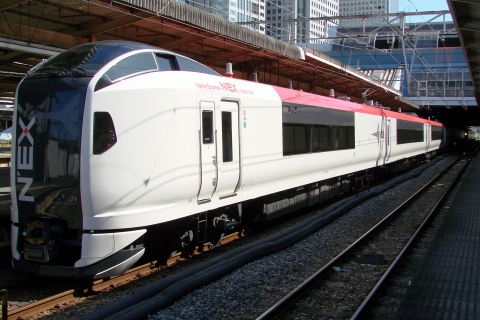 【JR東】E259系Ne005編成とNe006編成使用の分割併合試験実施を品川駅で撮影した写真