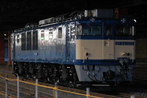 【JR貨】EF64-1012 大宮車両所出場を大宮駅で撮影した写真