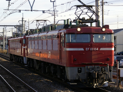 【JR東】EF81-83　秋田総合車両センター入場配給を北上尾駅で撮影した写真