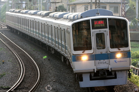【小田急】2000形2054F（8連） 性能確認試運転を鶴巻温泉駅で撮影した写真