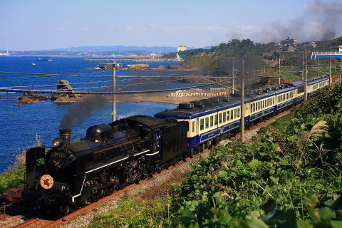 【JR東】「SL越後謙信SAKE祭号」運転（往路）を鯨波～青海川で撮影した写真