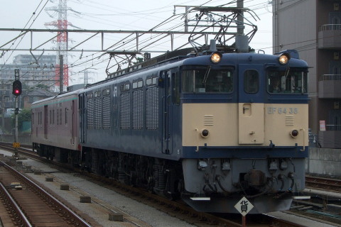 【JR東】EF64-38＋マニ50-2186 配給輸送を西船橋駅で撮影した写真