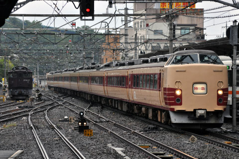 【JR東】189系チタH102編成使用 特急「あずさ71号」運転を甲府駅で撮影した写真