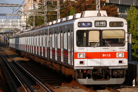 【東急】9000系9013F 前面装飾撤去を都立大学駅で撮影した写真