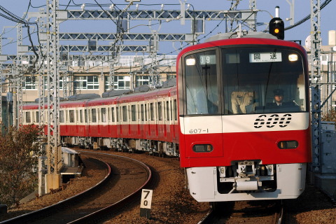 【京急】600形607編成 出場試運転を新大津駅で撮影した写真