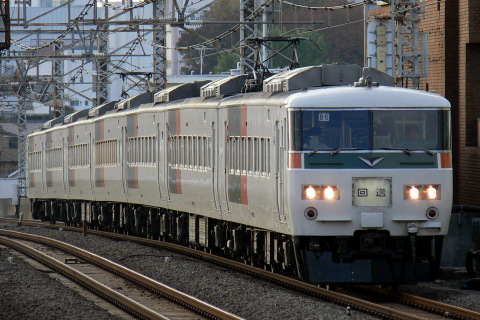 【JR東】185系チタB5編成 田町車両センターへ返却を高円寺駅で撮影した写真