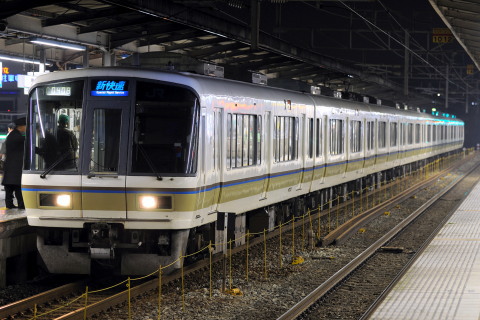 【JR西】221系使用の臨時新快速運転を明石駅で撮影した写真