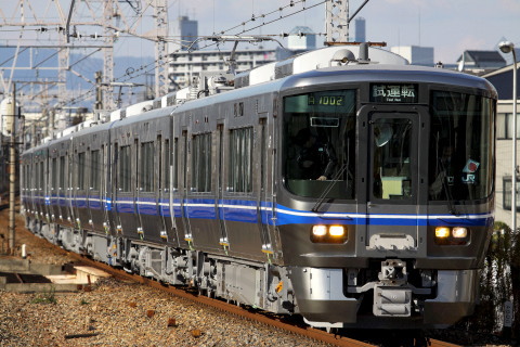 【JR西】521系2両×3編成 川崎重工出場を塚本駅で撮影した写真