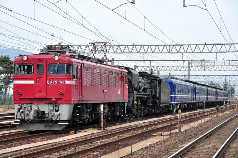 【JR東】D51-498＋12系 高崎車両センターへ返却を東福島駅で撮影した写真