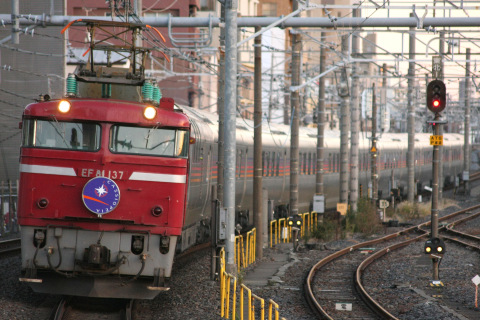 【JR東】寝台特急「カシオペア」をEF81-137が代走牽引を尾久駅で撮影した写真