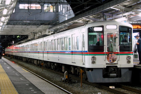【西武】「秩父夜祭」開催に伴う臨時列車を小手指駅で撮影した写真