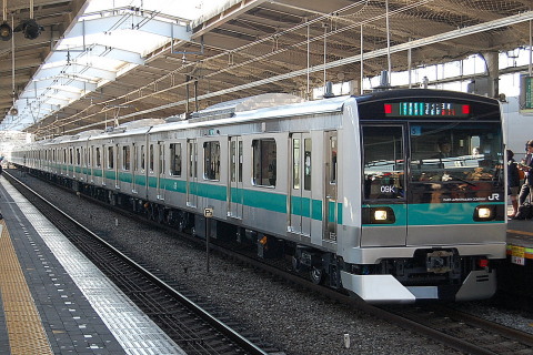 【JR東】E233系2000番代マト5編成 営業運転開始を代々木上原駅で撮影した写真