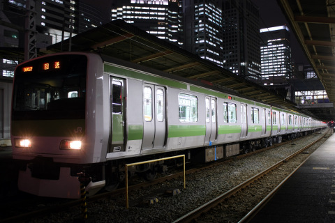 【JR東】E231系トウ552編成 品川へ臨時回送を品川駅で撮影した写真